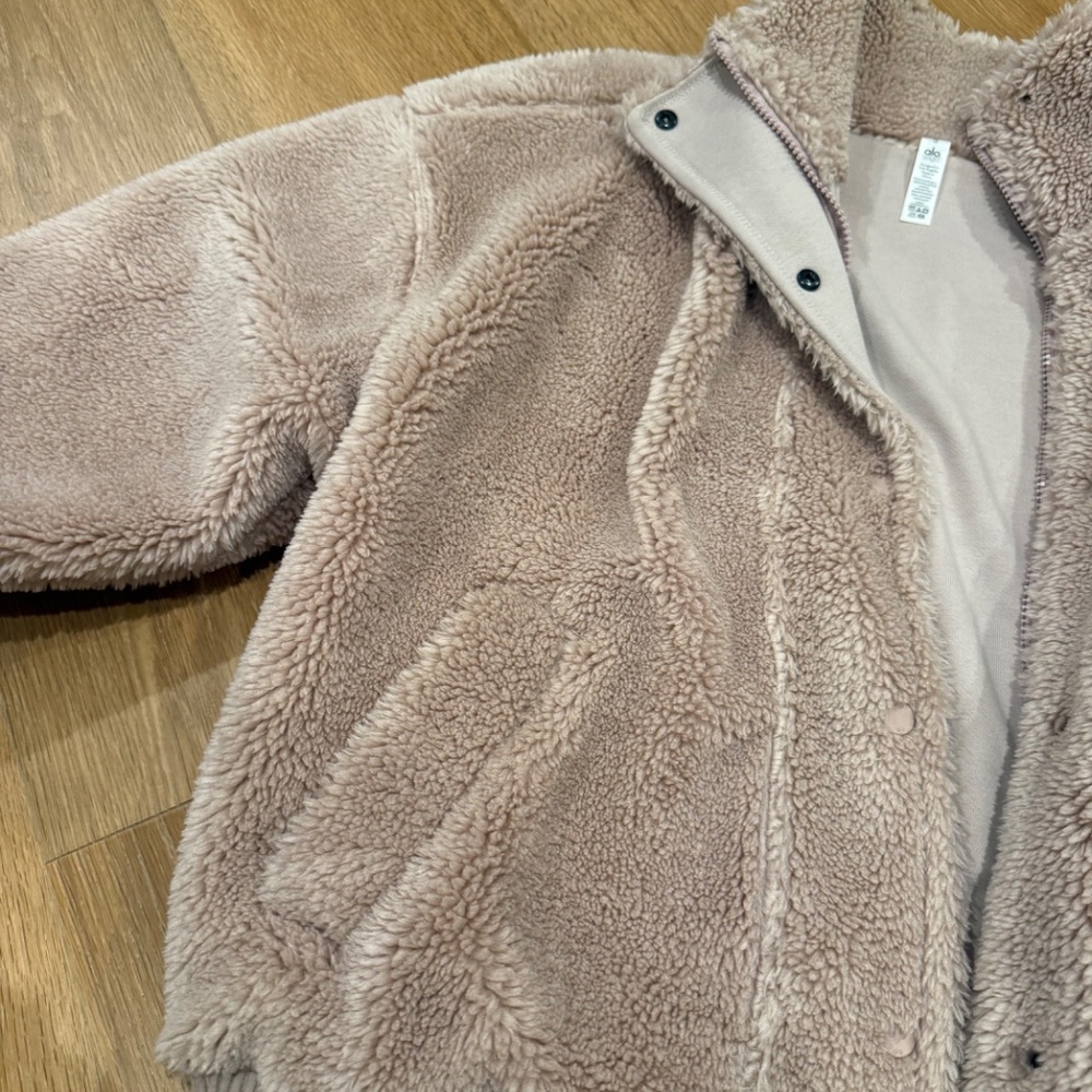 ALO Yoga Varsity Sherpa Small Jacket - Picture 8 of 8